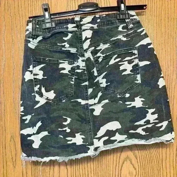 Y.M.I.  Jeans USA Junior Fringed Camo  Skirt Size Small - Picture 2 of 4